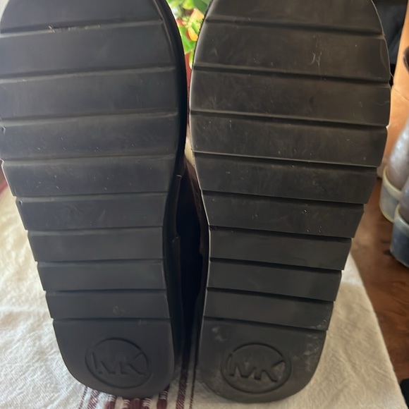 MK brown Winter booties w/ gold hardware size 8: Leather, rubber sole, sheep fur - Picture 4 of 5